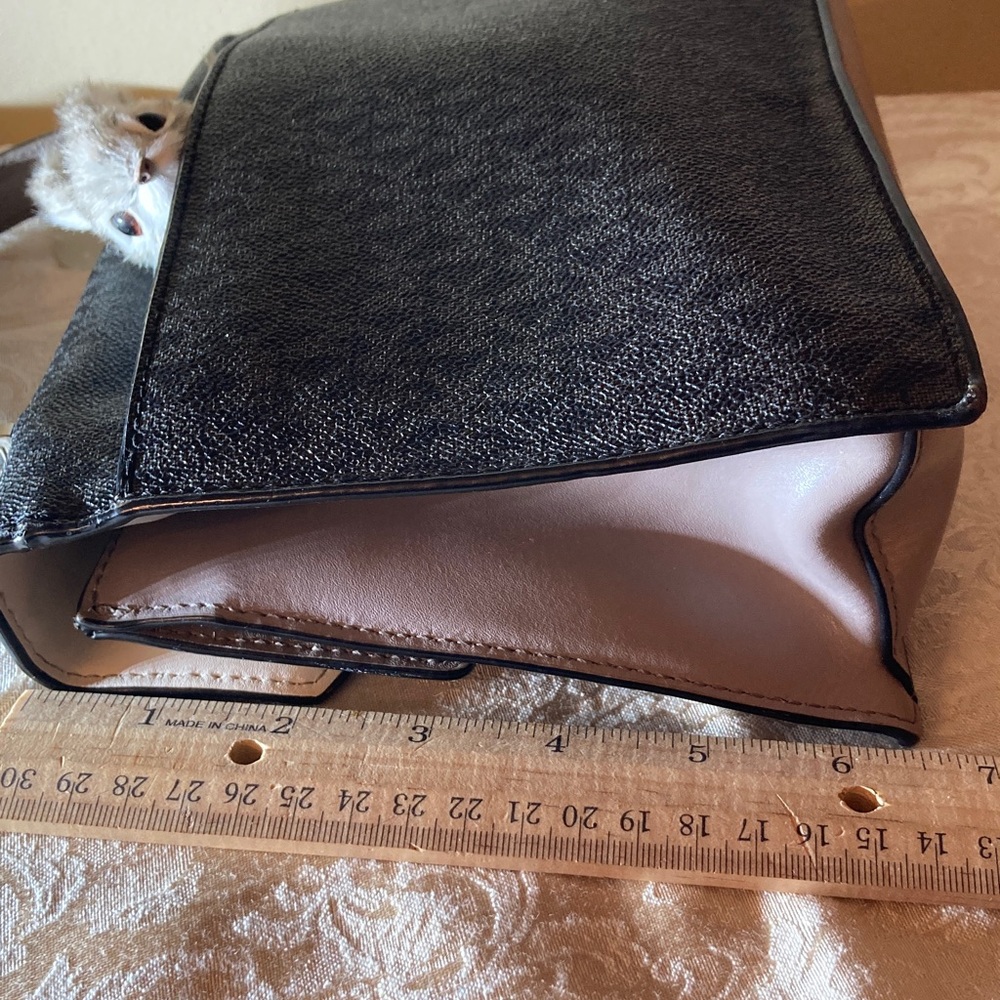 Michael Kors LUDLOW, blk & gray signature Satchel,Envelope style , very nice! - Picture 16 of 16